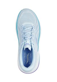 Zapatilla atlética de color azul claro con parte superior de malla, diseño con cordones, suela acolchada y detalles texturizados con acentos de logotipo.