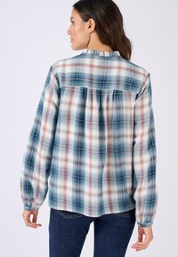 Camicia a quadri con bottoni caratterizzata da tonalità blu, bianco e rosso, con maniche lunghe, colletto arricciato e design con schiena arricciata.