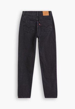 Jean en denim noir vu de dos avec deux poches, des passants de ceinture, une petite étiquette rouge sur la poche droite et une étiquette de marque en cuir marron.
