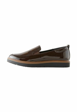 Chaussure slip-on en cuir verni marron avec un bout rond, présentant une semelle en caoutchouc noire et une semelle intermédiaire beige avec un détail de couture subtil.