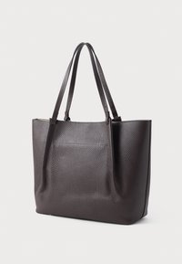 Sac fourre-tout en cuir marron texturé avec deux longues poignées, design à ouverture supérieure et forme minimaliste ; présente une finition douce et grainée.