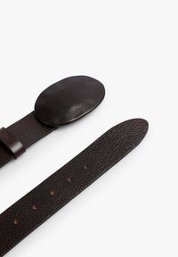 Correa de reloj de cuero marrón oscuro con un acabado texturizado, con forma de almohada circular y varios agujeros de ajuste a lo largo de su longitud.