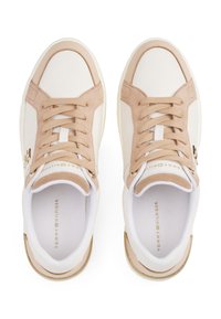 Bílo-beige tenisky s antekovými akcenty, zaoblenou špičkou, šněrováním a zlatým kováním. Texturovaný materiál s logem.