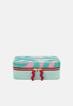 Trusa de machiaj rectangulară cu un design texturat în nuanțe de roz și teal, fermoar aurii cu mânere ondulate roșii și o bază moale de culoare verde mentă.