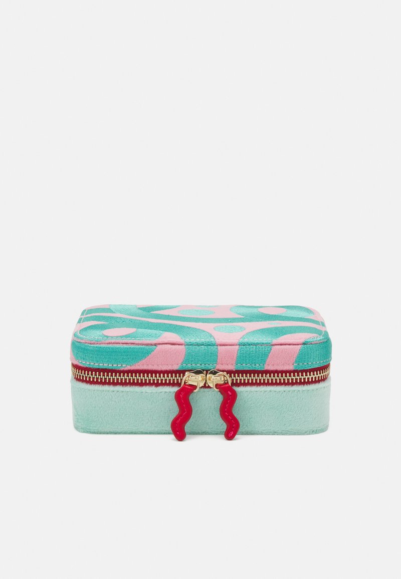 Suunnikkaan muotoinen meikkikotelo, jossa on teksturoitu vaaleanpunainen ja teal -väri, kultainen vetoketju punaisilla aaltoilevilla vedin sekä pehmeä mintunvihreä pohja.