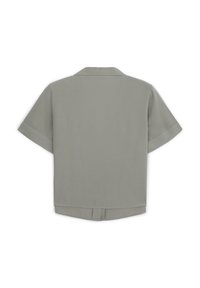 Camicia a maniche corte, verde oliva, con colletto piatto, orlo dritto e dettaglio con nodo sul retro. Presenta un tessuto liscio e leggero e un design semplice.