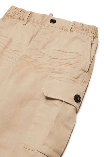 Beige Cargo-Hosen mit elastischem Bund, Knopfverschluss, seitlichen Taschen und strukturiertem Stoff. Das Material ist glatt mit leichten Falten.