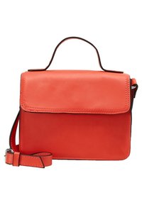 Sac à main en cuir corail avec une bandoulière amovible, une poignée supérieure et un fermoir à rabat. Texture lisse avec des accents noirs contrastants.