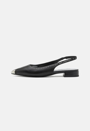 Juodas odinis slingback batelis su smailiu nosiu, metaliniu sidabriniu gaubtu, smeigtukų detalėmis palei kraštą ir žemu blokiniu kulnu.