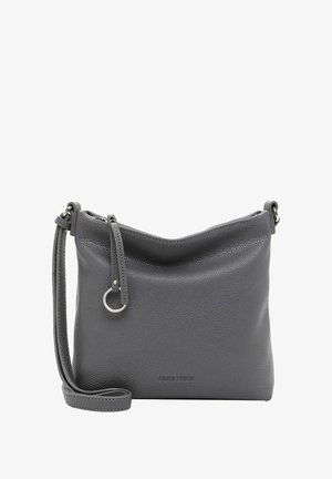 Grå læder crossover taske med en tekstureret overflade, justerbar rem og et sølvfarvet hardware ring. Har et minimalistisk design og diskret branding.