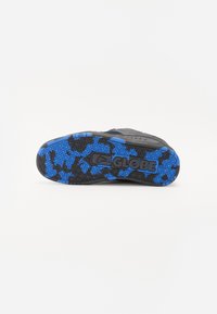 Crna potplat tenisice za skateboard s plavim naglaskom, s teksturiranom gumiranom površinom za bolji grip i 'GLOBE' brendingom. Lagani i izdržljivi dizajn.