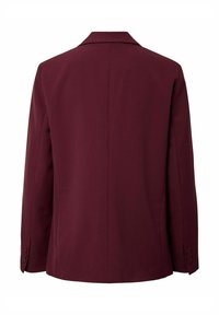 Donkerrode, op maat gemaakte blazer met lange mouwen en knoopdetails aan de manchetten, gezien vanaf de achterkant tegen een witte achtergrond.