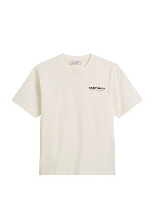 Roomkleurig katoenen T-shirt met korte mouwen en een ronde hals. Voorzien van een zwarte print: "EARLY BIRDS" op het linkerborstgebied.