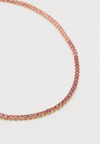 Σετ χρυσού κολιέ με στρογγυλά ροζ πολύτιμα πετράδια τοποθετημένα ομοιόμορφα κατά μήκος του μήκους του πάνω σε λευκό φόντο.