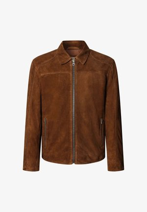 Veste en daim brun avec un col pointu, une fermeture éclair à l'avant et deux poches latérales avec fermeture éclair. Texture lisse et coupe ajustée.