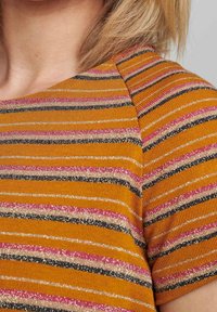 Pruhované tričko s krátkým rukávem s oranžovými, růžovými, černými a stříbrnými vlákny, s texturovanou tkaninou a kulatým výstřihem.