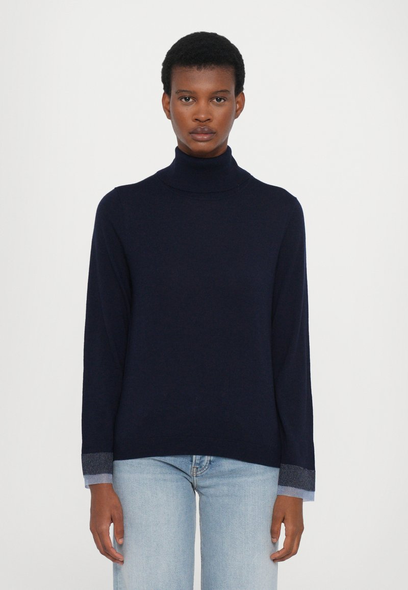 Merinopusero navy-blue, valmistettu neuloksesta, jossa on pitkät hihat ja vaaleansininen, teksturoitu hihansuu. Yksinkertainen, istuva malli.