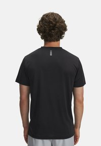 Under Armour LAUNCH CAMO - Sports T-shirt - black (002)