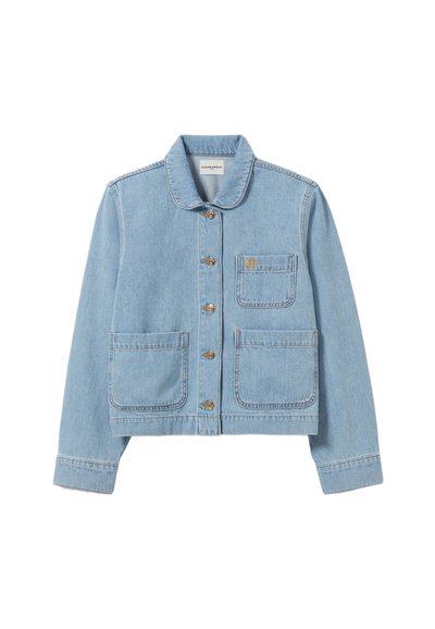 Veste en denim bleu clair avec un col, fermeture à boutons à l'avant et deux grandes poches avant avec un accent logo sur la poche poitrine.
