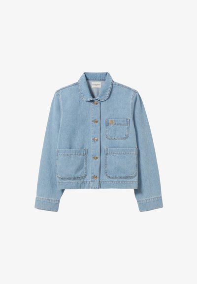 Veste en denim bleu clair avec un col, fermeture à boutons à l'avant et deux grandes poches avant avec un accent logo sur la poche poitrine.