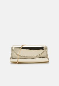 Borsa a mano dorata in metallo con tracolla a catena, texture liscia, forma rettangolare e chiusura a pattina con dettaglio cucito.