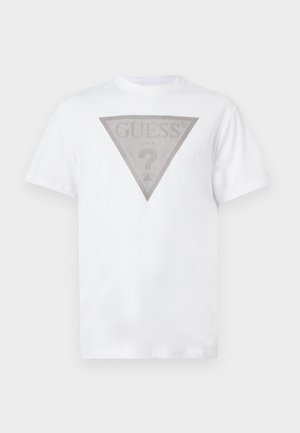 Hvid T-shirt med korte ærmer, med et gråt stribet trekantet logo og ordet "GUESS" over et stort spørgsmålstegn i midten foran.