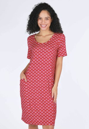 Rotes Kleid mit kurzen Ärmeln, Rundhalsausschnitt, Rautenmuster in hellrosa, seitliche Taschen, knielanger Schnitt, weicher Stoff.