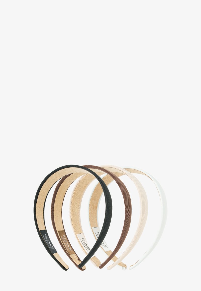 Fem stofbetrekkede hårbånd i sort, brun, beige, creme og hvid, arrangeret overlappende på en hvid baggrund.