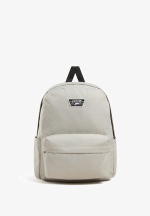 Grauer Stoff-Rucksack mit einer Fronttasche, runder Form, oberem Griff und schwarzem Vans-Logo-Patch. Glatte Textur mit verstellbaren Trägern.