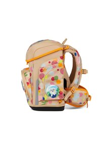 Beige rugzak met een kleurrijk stippenpatroon, oranje accenten, meerdere ritscompartimenten en een ronde badge met een hondenillustratie.