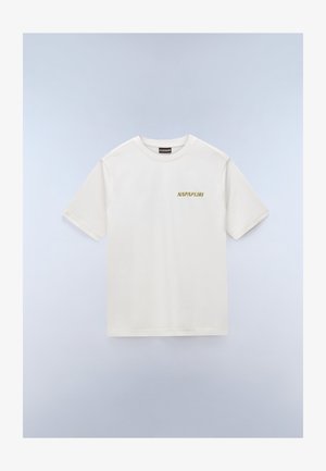 Tricou alb cu mâneci scurte și guler rotund, cu un mic logo auriu „NAPAPIJRI” pe partea stângă a pieptului, pe un fundal gri deschis.