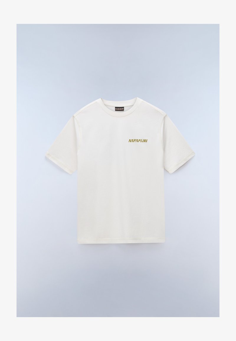Άσπρο T-shirt με κοντά μανίκια και στρογγυλή λαιμόκοψη, με μικρό χρυσό λογότυπο «NAPAPIJRI» στο αριστερό στήθος, πάνω σε ανοιχτό γκρι φόντο.