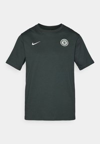 Donkergroen Nike t-shirt met korte mouwen, ronde hals, met een Chelsea FC-logo op de linkerborst en een witte Nike swoosh erboven.