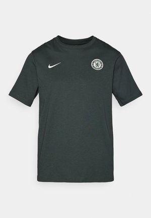Tricou Nike verde închis, cu mâneci scurte, guler rotund, cu logo-ul Chelsea FC pe pieptul stâng și cu swoosh-ul alb Nike deasupra acestuia.