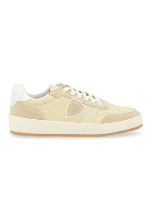 Baskets beiges avec un dessus en daim et cuir, accents blancs, bout arrondi, fermeture à lacets et semelle en caoutchouc avec une finition texturée.