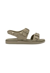 Sandalias hechas de un material beige flexible, con dos correas ajustables de hebilla, tachuelas geométricas en el costado y una suela acolchada.