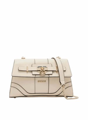 Sac à main Guess beige avec fermoir doré, bandoulière chaîne et boucle décorative sur le rabat avant, avec des détails subtils en surpiqûres.