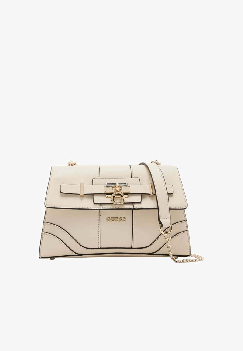 Sac à main Guess beige avec fermoir doré, bandoulière chaîne et boucle décorative sur le rabat avant, avec des détails subtils en surpiqûres.