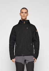 Zwarte zip-up jas met capuchon, voorzien van twee voorkanten zakken en een borstzak, geaccentueerd met bruin beslag en een logo op de schouder.