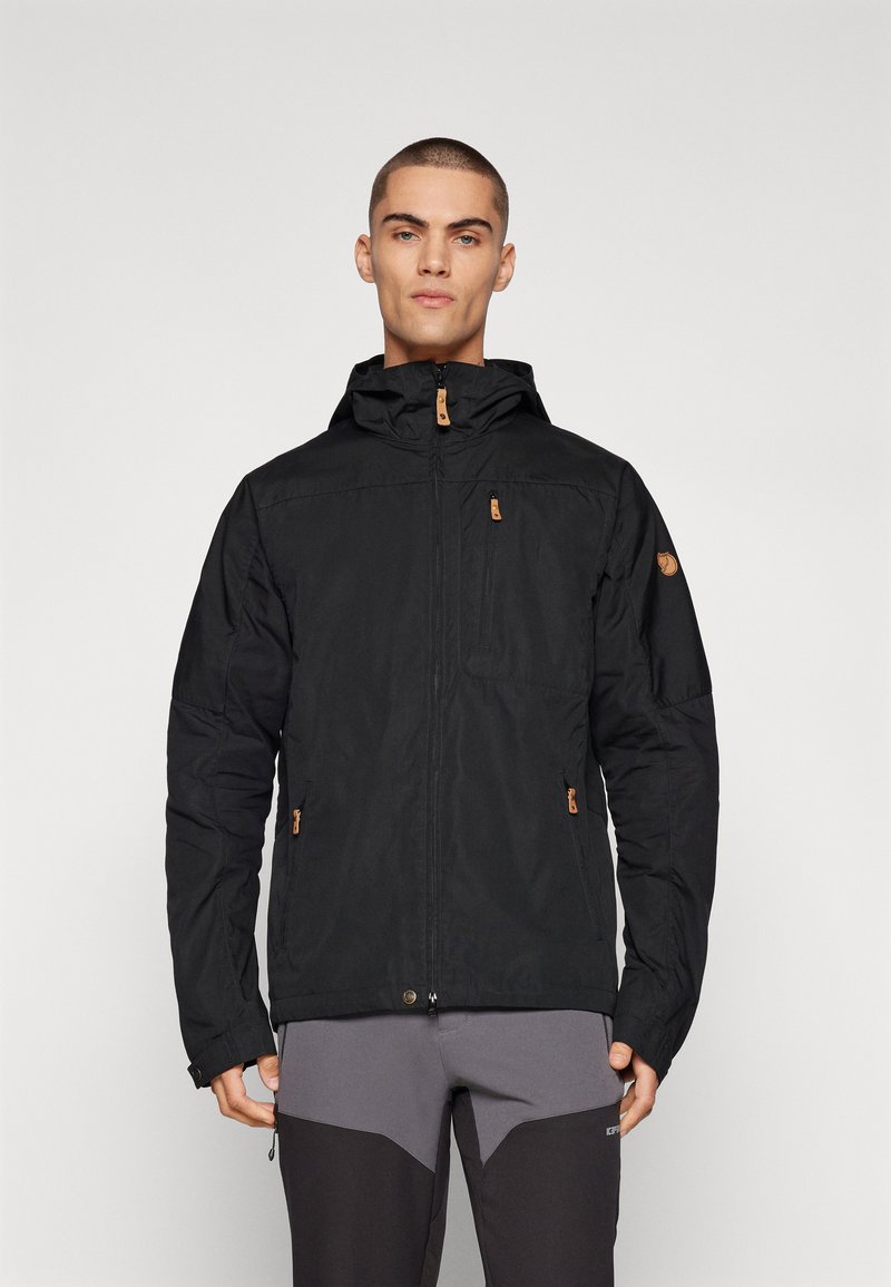 Zwarte zip-up jas met capuchon, voorzien van twee voorkanten zakken en een borstzak, geaccentueerd met bruin beslag en een logo op de schouder.