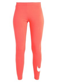 Korálově růžové legíny se širokým elastickým pasem a bílým logem Nike swoosh na dolní levé noze.