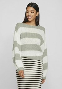 Kastenförmiger, gestrickter Pullover in Hellgrau mit weißen Streifen, weitem Bootsausschnitt und gerippten Bündchen, kombiniert mit einem gestreiften Bleistiftrock.