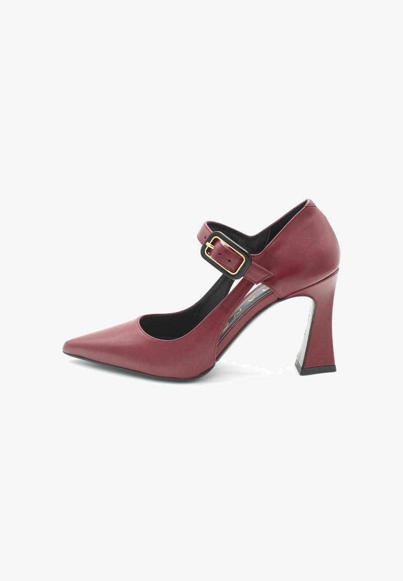 Burgundowa skórzana szpilka z wydłużonym noskiem, z paskiem na kostkę, złotą klamrą i geometrycznym wzorem obcasa. Gładka faktura z podszewką wewnętrzną.