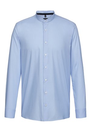 Jasnoniebieska koszula z długim rękawem, zapinana na guziki, z kołnierzykiem stojącym i gładką fakturą. Posiada guziki z przodu oraz zaokrąglony dół.