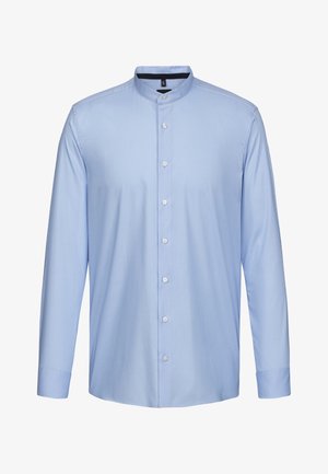 Jasnoniebieska koszula z długim rękawem, zapinana na guziki, z kołnierzykiem stojącym i gładką fakturą. Posiada guziki z przodu oraz zaokrąglony dół.