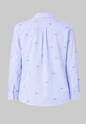 Chemise manches longues à rayures verticales bleu clair et blanches avec petits motifs d'avions en papier bleus, vue de dos.
