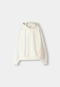 Sudadera color crema hecha de tejido suave, con capucha ajustable, bolsillos frontales y puños acanalados. Diseño simple y de corte relajado.