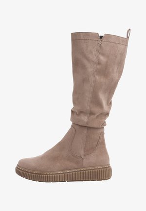 Botte beige en daim montant au genou avec un design décontracté, des panneaux élastiques sur les côtés et une semelle en caoutchouc avec une bande de roulement texturée.