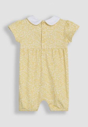 Keltainen kukkakuosiset romper, jossa on lyhyet hihat, valkoinen Peter Pan -kaulus, etupuolen nappisuljenta ja kerätty vyötärö rentoa istuvuutta varten.