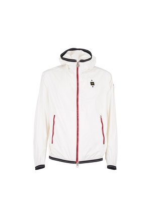 Giacca bianca con zip e cappuccio, zip rossa e rifiniture nere. Presenta due tasche frontali e una piccola patch con logo sul petto.